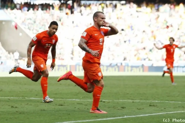 Tweede plaats op ranglijst der grootheden lonkt voor Sneijder