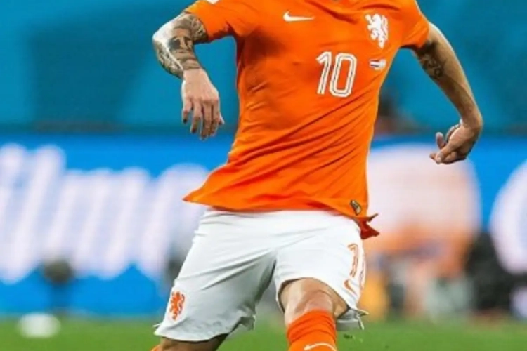 'Wesley Sneijder wordt assistent-coach van Ajax, maar... moet daardoor diép door het stof bij de harde kern van de Nederlandse topclub'