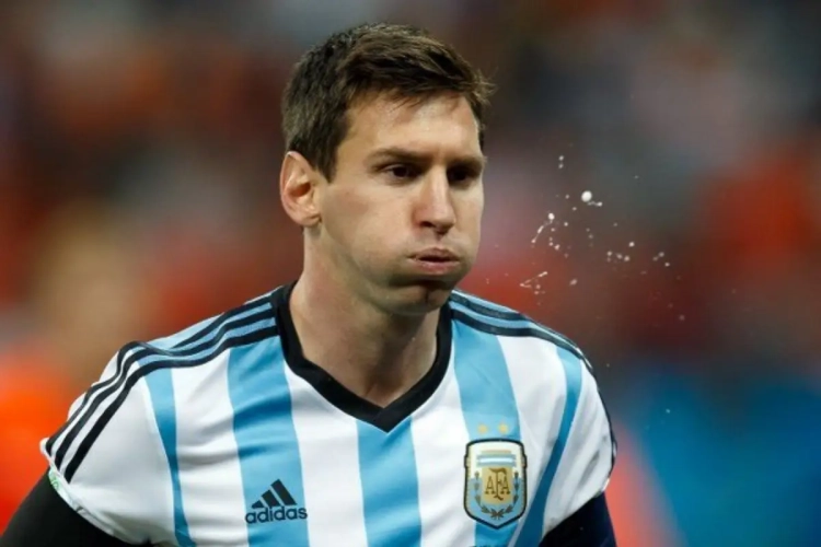 Argentinië houdt huis in Hong Kong, Messi deelt handtekening uit tijdens match