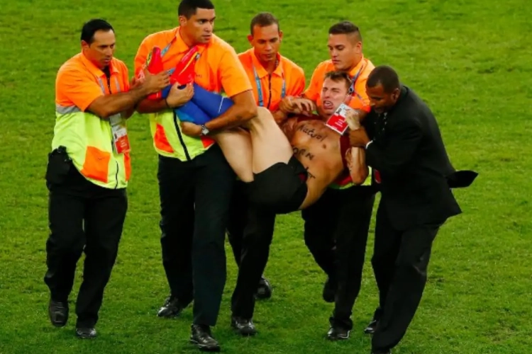 VIDEO: Deze veldbestormer slaat alles (en we hebben al veel meegemaakt)