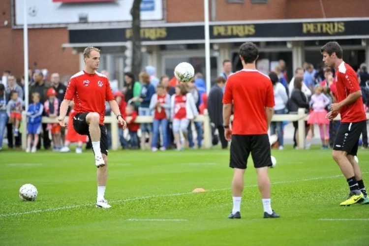 Sprokkels: Bendtner toont zijn troeven, Engelse club in handen van lid One Direction?
