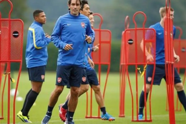 Voormalig Frans international verrast en haalt voetbalschoenen vanonder het stof