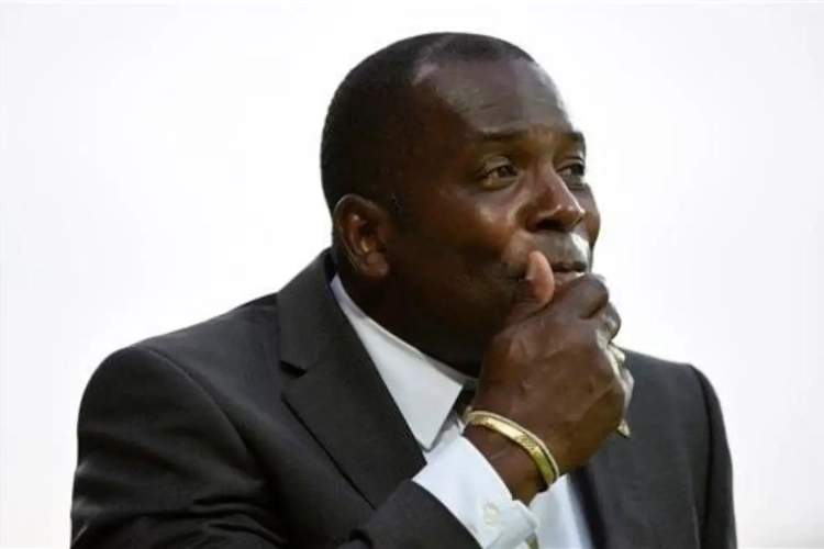 Lierse op zoek naar nieuwe coach: "Al vijftien kandidaten om Menzo te vervangen"