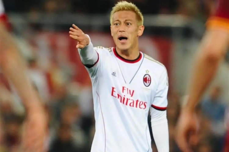 Keisuke Honda waant zich even in een andere sport