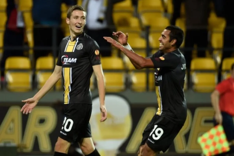 Vanaken bezorgt Lokeren goede uitgangspositie na blunder van Hull-doelman