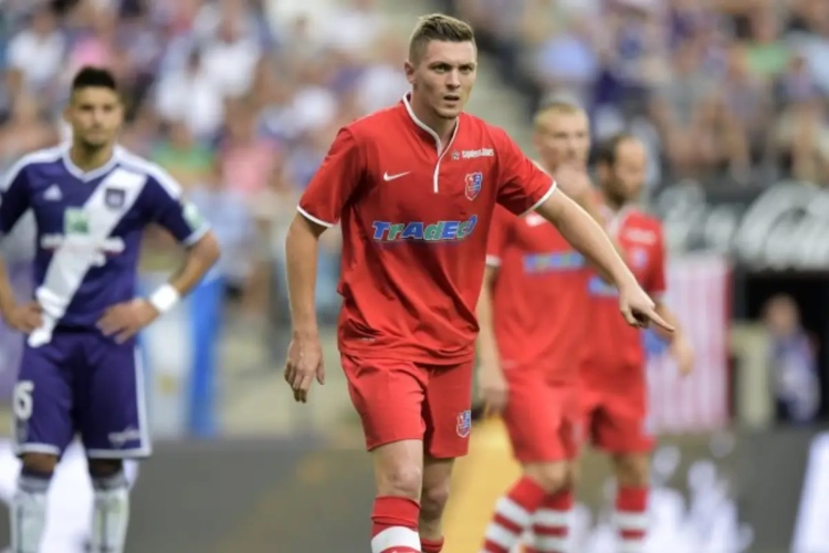 Moeskroen met vijf man op bank ... door gebrek aan Belgen