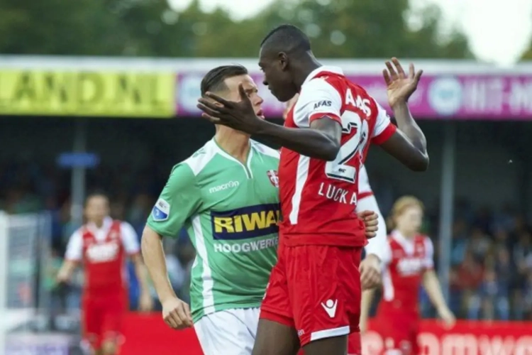 Gluren bij de buren: is debutant Luckassen nu om die bal in de tuin gegaan?
