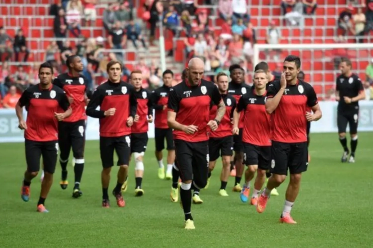 Standard knoopt terug aan met klinkende overwinning