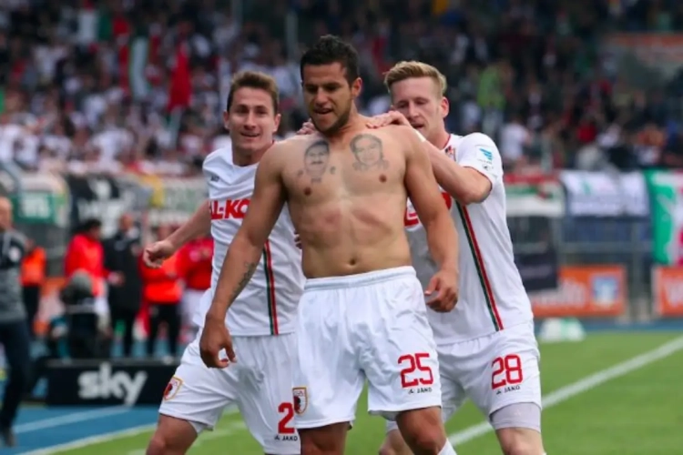 Overzicht Bundesliga: Augsburg geeft rode lantaarn door aan Hamburg