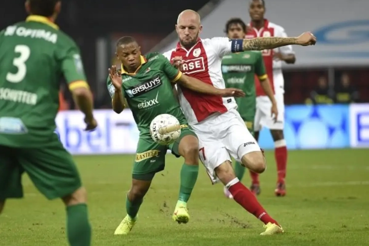 Vanderbiest lyrisch over voormalige spits: "Siani is beste verdedigende middenvelder van België"