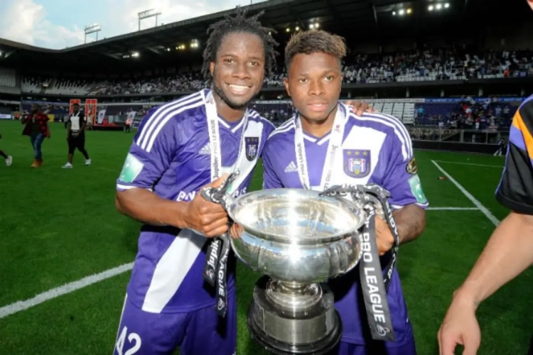 Bankzitters en jeugd aan de aftrap tegen Patro Eisden