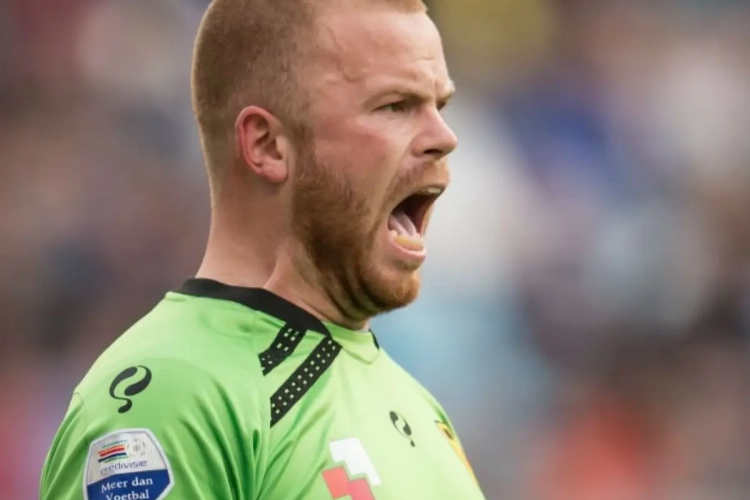 VIDEO: Hilarische struikelpartij van Cambuur-goalie