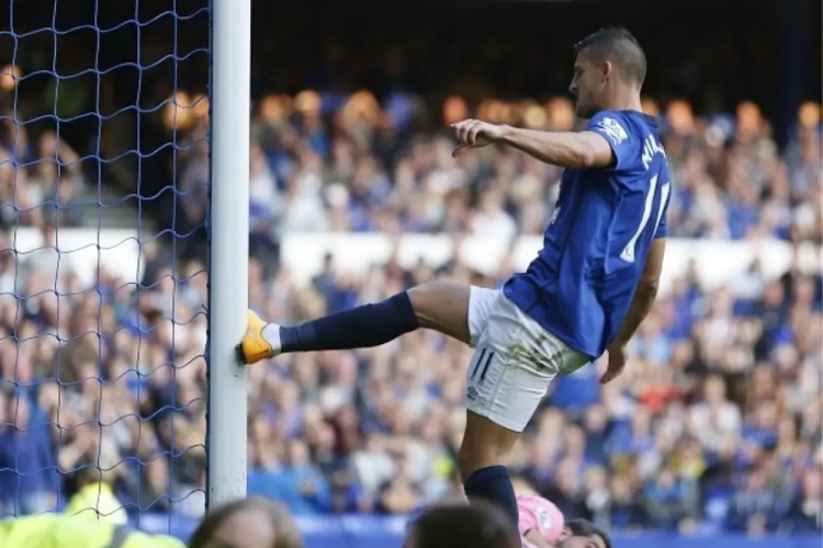 Fans schreeuwen Mirallas bijna letterlijk veld weer op