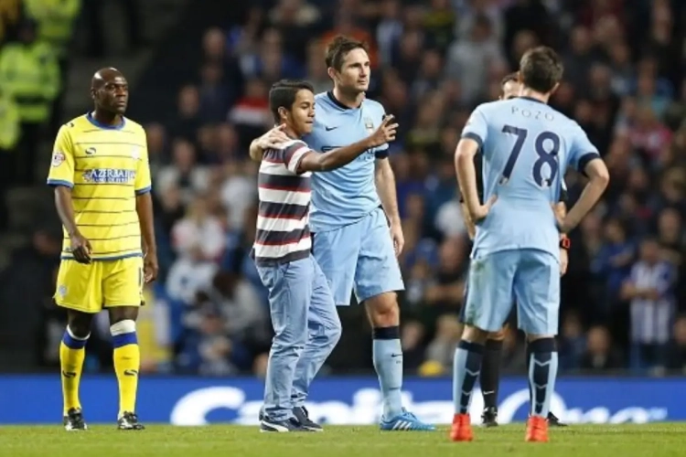 Dit is waarom Lampard een hele grote meneer is: bekijk zijn reactie op veldbestormer