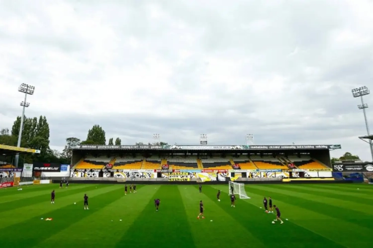 UEFA meent het serieus: "Lokerse middenlijn wijkt 2 centimer af"