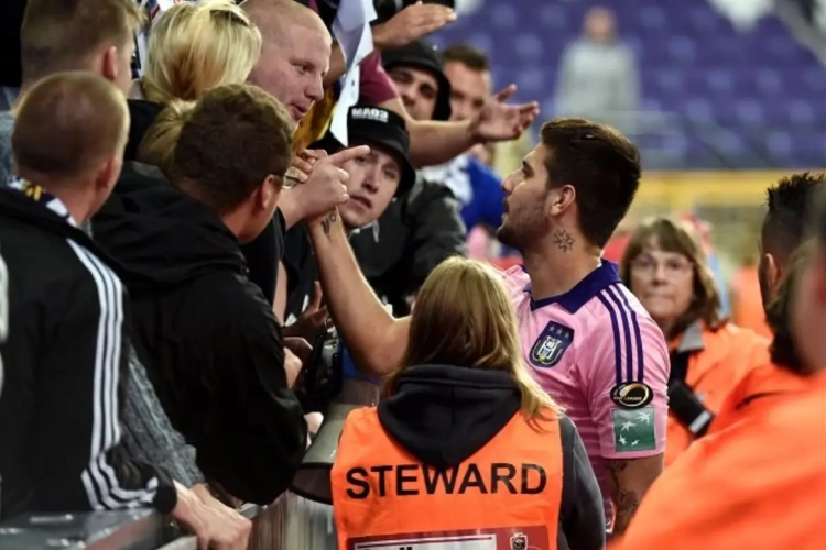 Mitrovic gaat de discussie met fans aan