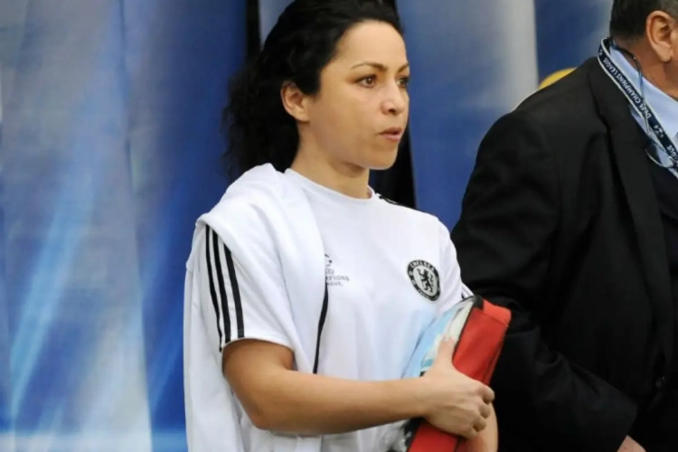 VIDEO: Chelsea-dokter doelwit van wansmakelijk gedrag: "Laat je tieten zien!"