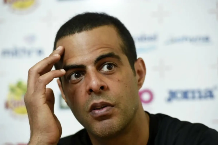 "Luzon ontkent met klem dat hij zich schuil hield in een hotel"