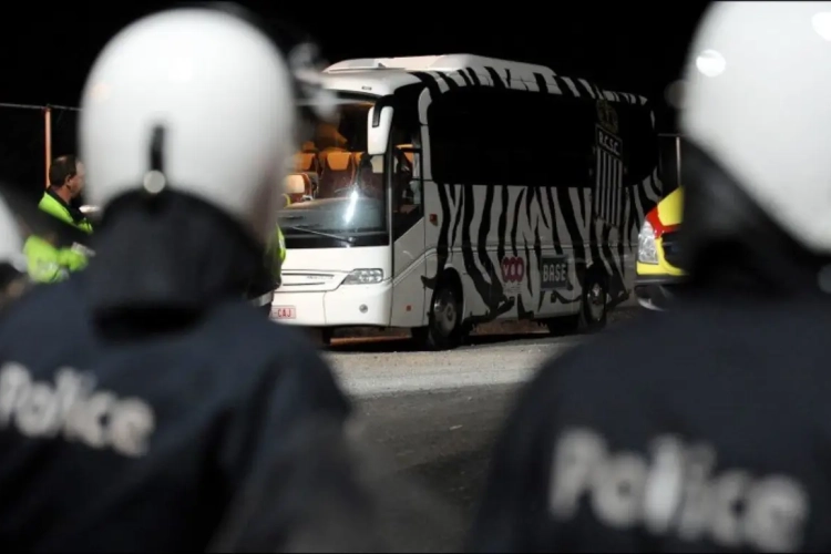Spelersbus Charleroi in file, match begint kwartier later