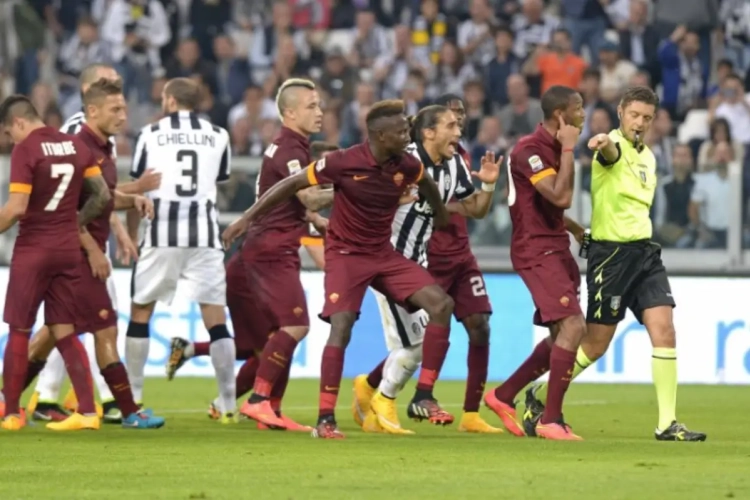 Video: Ref voor Lokeren-Trabzonspor belaagd