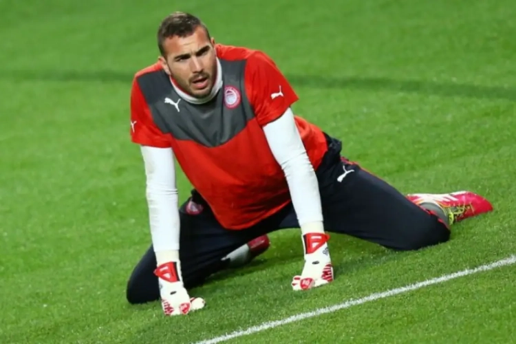 Dit moet haast expres zijn, werd doelman Olympiakos omgekocht?
