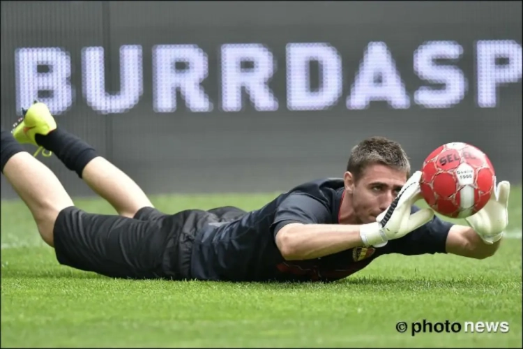 VIDEO: Ongezien! Casteels met de karatereflex op de penalty van Alonso