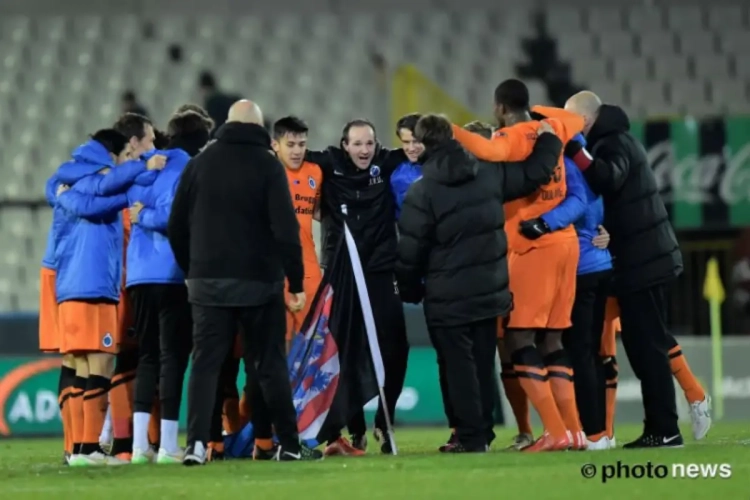 FOTO: Duarte plant blauw-zwarte vlag in middenstip