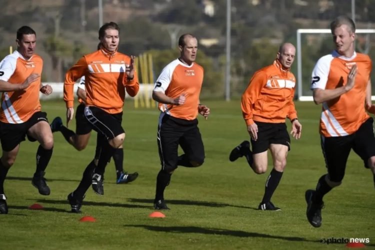 Referee Office en clubs zitten rond de tafel