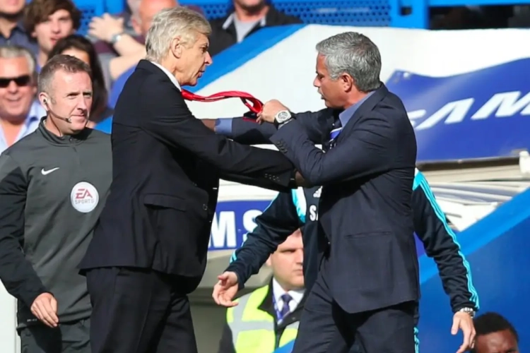 Mourinho looft journalist na 'cheeky question': "Hoe hard Wenger me pushte?"