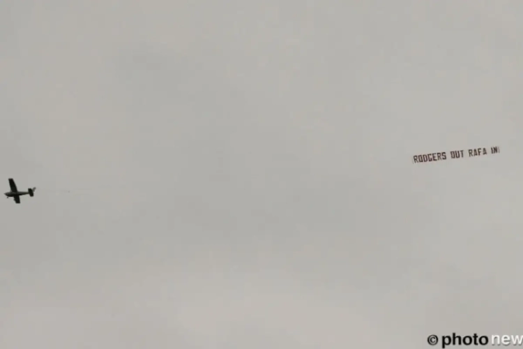 Vliegtuigje boven Anfield Road maakt alles duidelijk ...