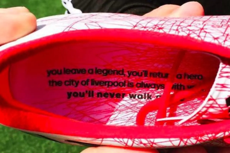 Gerrard neemt afscheid in stijl met deze boodschap onder zijn voetzool!