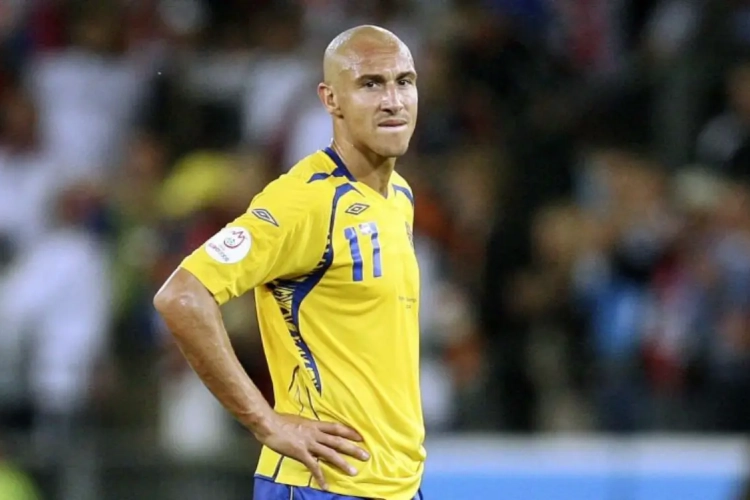 VIDEO: Voormalige topspits is nu coach, laat zichzelf invallen en... scoort!