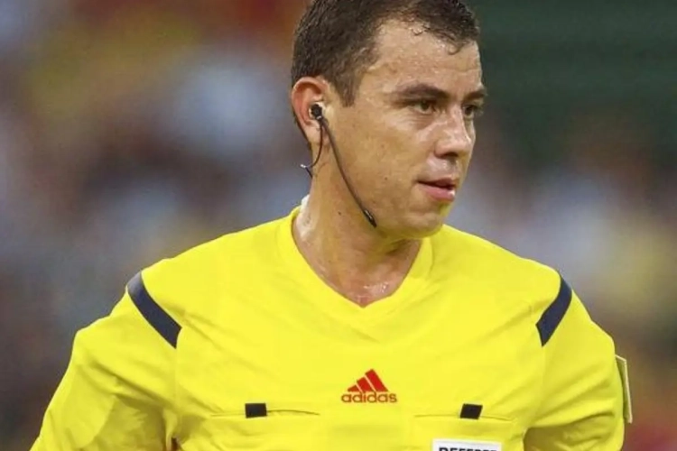 Hilarisch: oeps... Scheidsrechter spuit met vanishing spray op speler