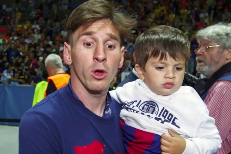 Messi scherpt de conditie aan... samen met zijn zoontje