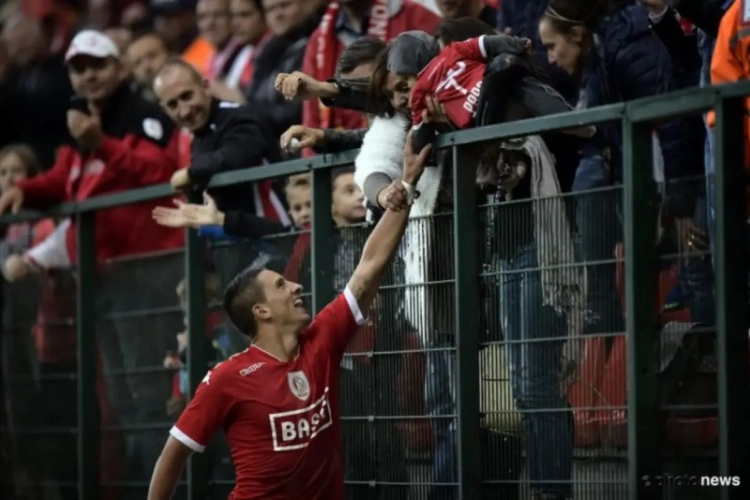 Even vrouw en kind groeten na een goal? Geel!