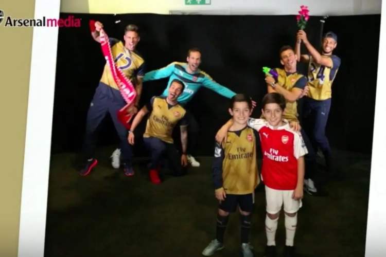Hilarisch: Arsenalsterren nemen hun fans in de maling bij fotosessie!