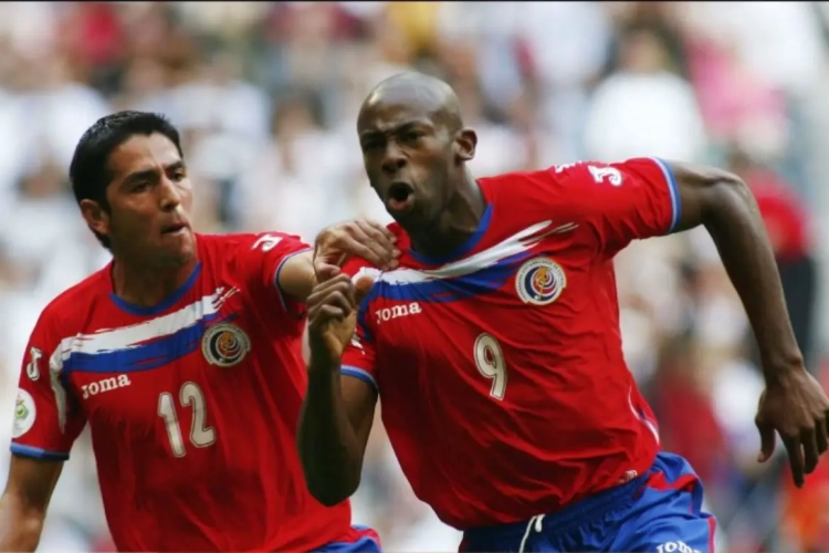 Costa Ricaanse bondscoach bekoopt vechtpartij met plaatselijke 'Smos' met ontslag