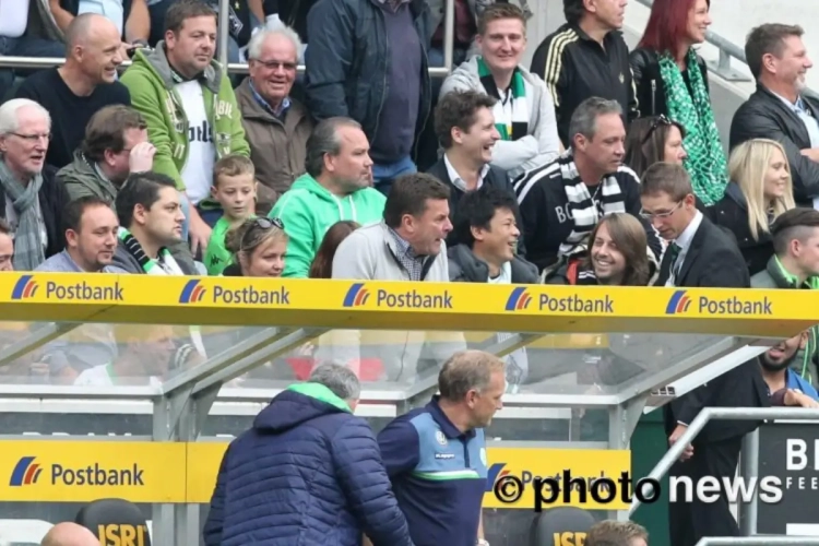 VIDEO: Pure kolder als Wolfsburg-coach tussen fans van tegenstander moet zitten
