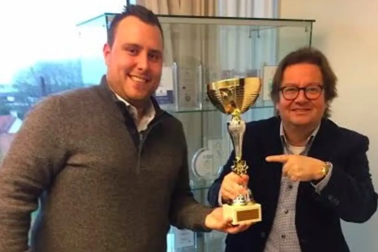 VIDEO: Marc Coucke vroeg een beker voor de herfsttitel, wij brachten er hem één!