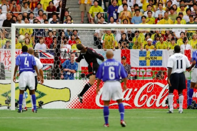 VIDEO: Geniaal! Ronaldinho probeert Seaman opnieuw te verschalken met lange lob