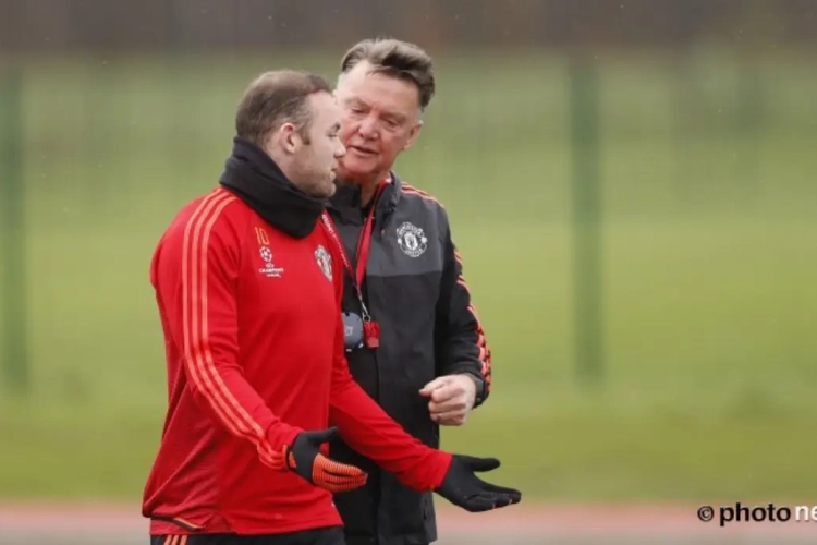 Er staat toch nog iemand achter Louis van Gaal: Rooney neemt het op voor fel geplaagde coach
