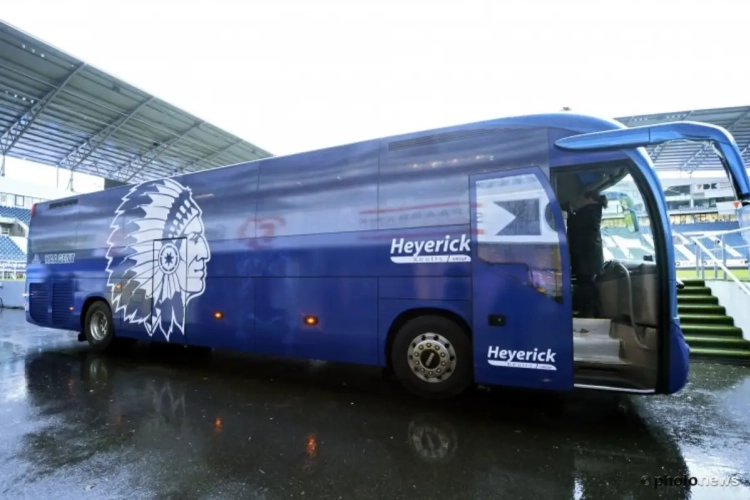 Ook AA Gent stelt (erg geslaagde) nieuwe spelersbus voor: "Een bus die past bij de prestaties van de ploeg"