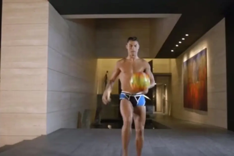 VIDEO: Gekker moet het niet worden: Ronaldo jongleert in zijn blootje