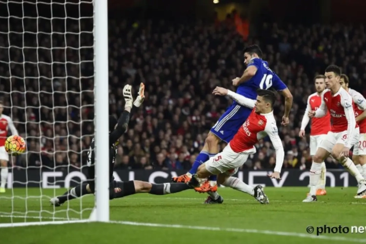 Mertesacker pakt rood, Giroud bromt en Courtois profiteert met wederoptredende Hazard