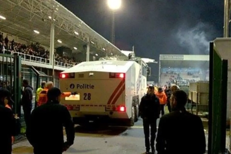 Twitter gaat los na rellen op Bosuil: "Dergelijke negatieve aandacht verdient deze ploeg niet"