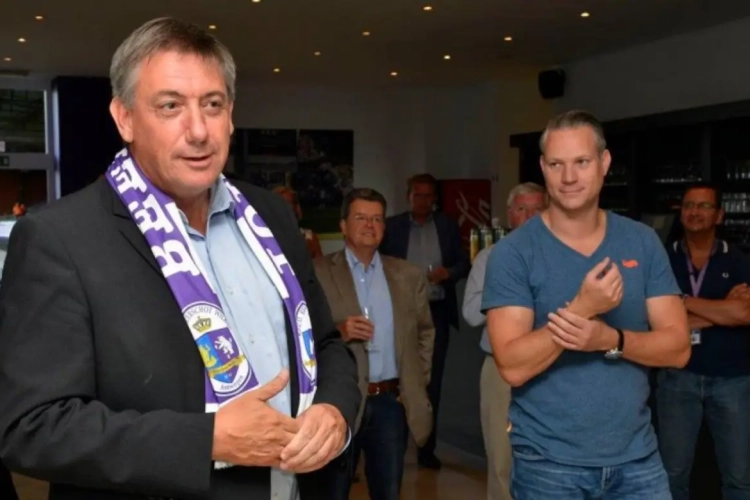 Eregast Jan Jambon opent het 'VOS-café' in het Olympisch Stadion van Beerschot-Wilrijk
