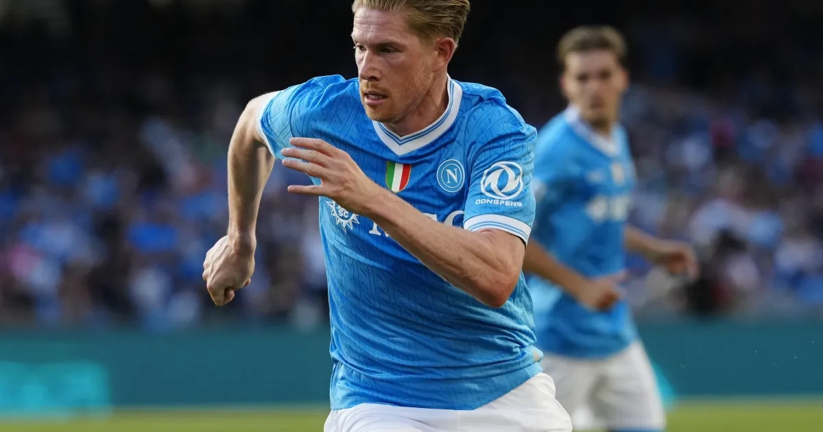 Photo: voetbalkrant.com Kevin De Bruyne déjà joueur de Napoli et visage d'une campagne contre l'Inter