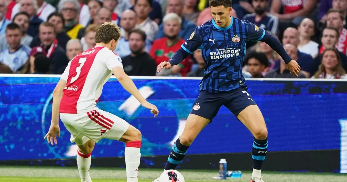 Photo: voetbalkrant.com Ruben van Bommel au cœur d'une polémique après un duel violent contre l'Ajax
