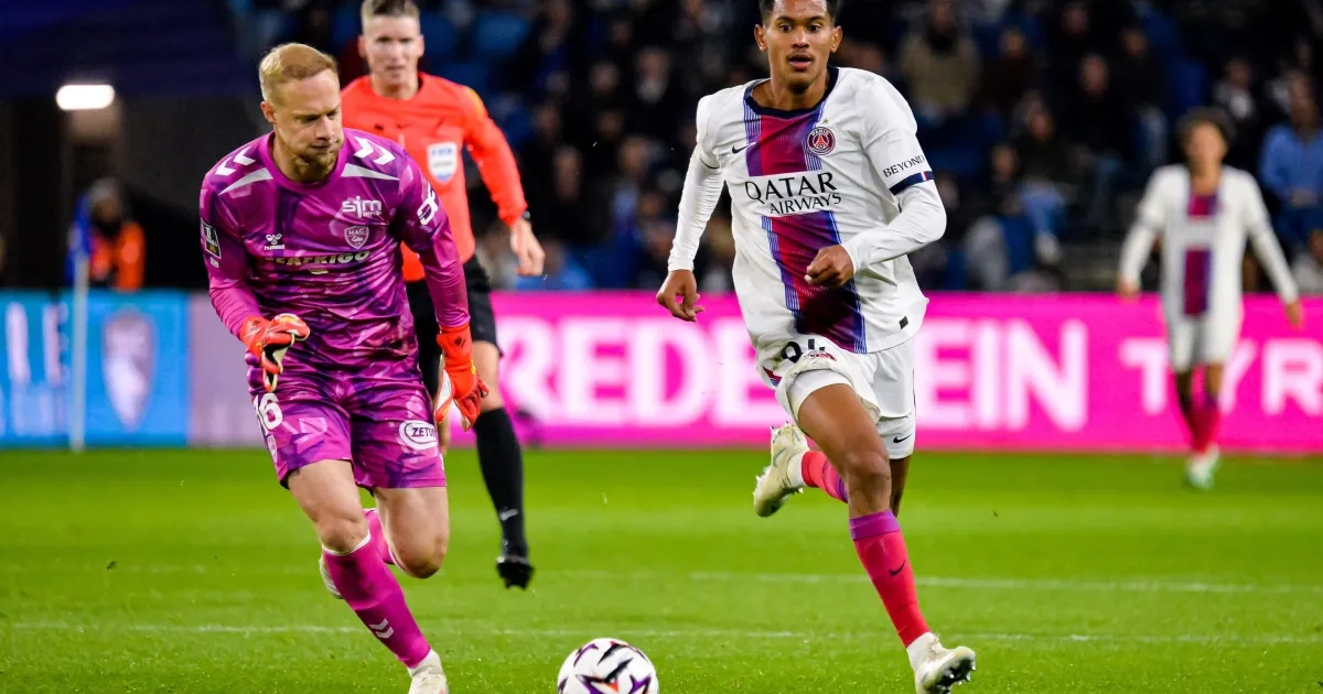 Photo: Voetbalkrant.com Luis Enrique praises Mika Godts after PSG win and baby birth