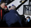 Fan Cambridge valt op dugout van Van Gaal